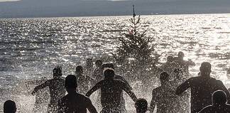 Hundreds Brave the Icy Waters of Lake Balaton in Traditional New Year’s Dip