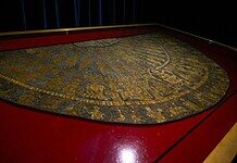 Kiemelték vitrinjéből a koronázási palástot