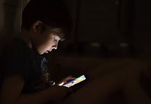 Újabb ország tiltja be a közösségi médiát a gyerekeknek