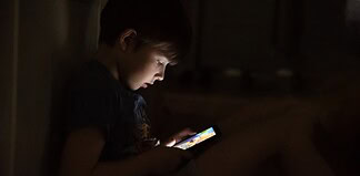 Újabb ország tiltja be a közösségi médiát a gyerekeknek