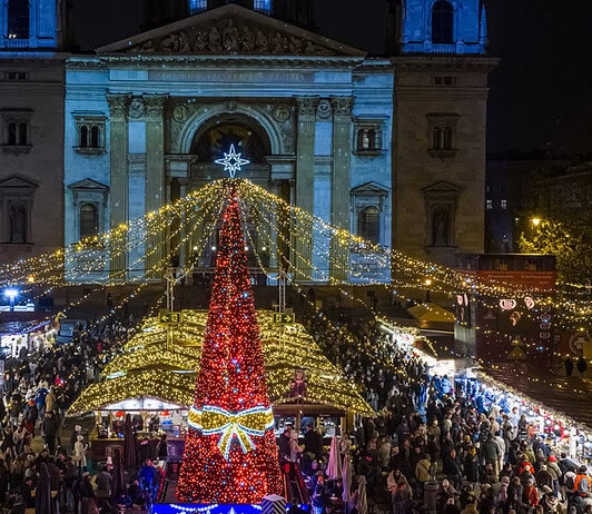 Forbes: negyedik Eruópában a karácsonyi vásár a Bazilikánál
