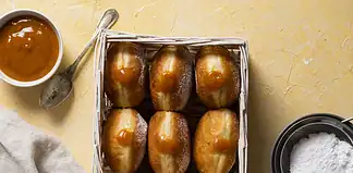 Baracklekvárral töltött szalagos fánk