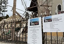 Sírokra bukkantak a ledőlt templomtorony alatt