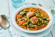 Csirkés húsgombócleves tavaszi zöldségekkel