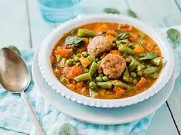 Csirkés húsgombócleves tavaszi zöldségekkel