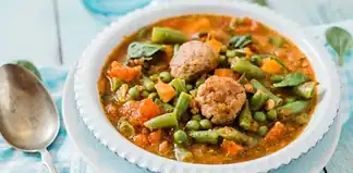 Csirkés húsgombócleves tavaszi zöldségekkel