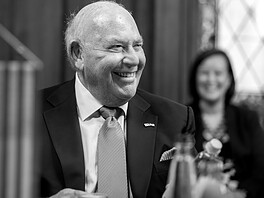 Meghalt David Bernard Cornstein