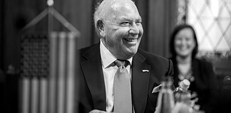 Meghalt David Bernard Cornstein