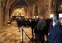 Százezrek állnak sorban Szent Ferenc csontjainál Assisiben