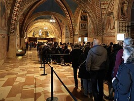 Százezrek állnak sorban Szent Ferenc csontjainál Assisiben