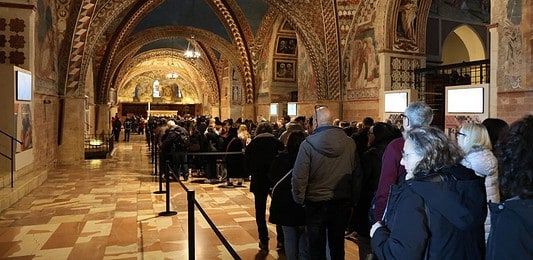 Százezrek állnak sorban Szent Ferenc csontjainál Assisiben