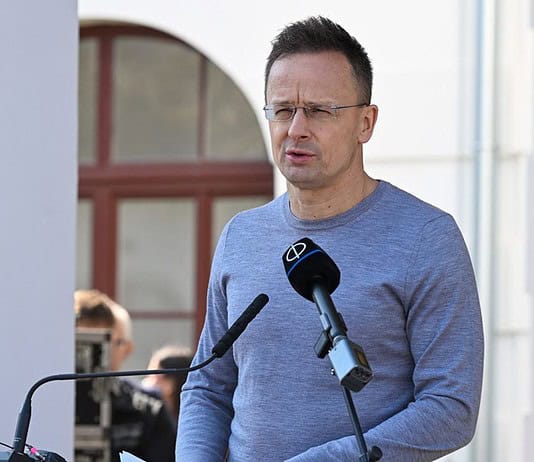 Szijjártó: Hazafelé tart az első mentesítő járat