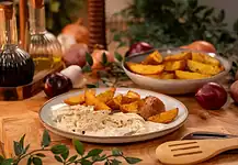 Sertésszűz fokhagymás mártással, tepsiben sült burgonyával