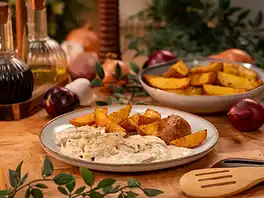 Sertésszűz fokhagymás mártással, tepsiben sült burgonyával