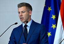 Magyar: egy újabb zászlót helyeznek el a Parlament homlokzatán