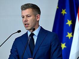 Magyar: egy újabb zászlót helyeznek el a Parlament homlokzatán