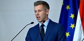 Magyar: egy újabb zászlót helyeznek el a Parlament homlokzatán