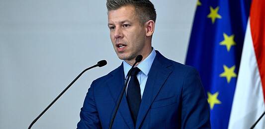 Magyar: egy újabb zászlót helyeznek el a Parlament homlokzatán