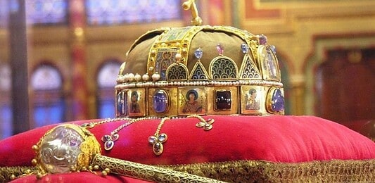Döntés született a Szent Koronáról
