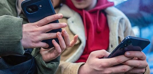 Görögországban megtiltják a közösségi média használatát a 15 éven aluliak számára