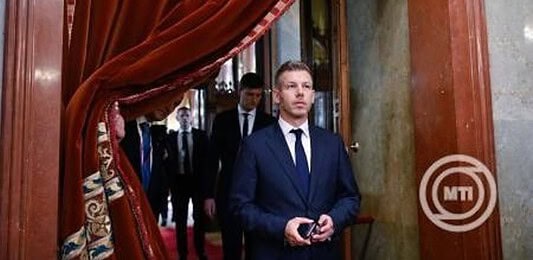 Magyar Péter váltja Orbán Viktort.