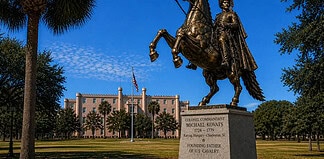 Az amerikai szabadság magyar hőse – emlékmű készül Fabriczy Kováts Mihály huszárezredesnek Charlestonban Bocskai Rádió emlékmű Charlestonban, egy lovas szobor, háttérben egy kormányzati épület és amerikai zászló, szép időben.