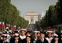 Hungarian Soldiers Shine at Military Parade Marking France’s National Day