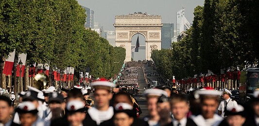 Hungarian Soldiers Shine at Military Parade Marking France’s National Day