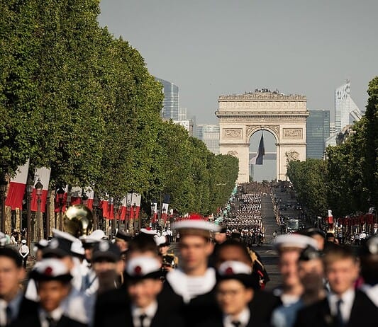 Hungarian Soldiers Shine at Military Parade Marking France’s National Day