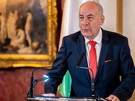 Sulyok Tamás aláírta az elmozdításáról szóló alaptörvény-módosítást