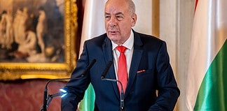Sulyok Tamás aláírta az elmozdításáról szóló alaptörvény-módosítást