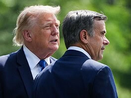 Ratcliffe váratlanul Moszkvába repült