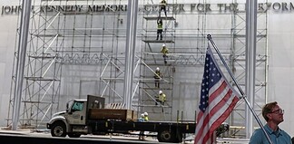 Trump nevét ismét feltüntetik a Kennedy-központon